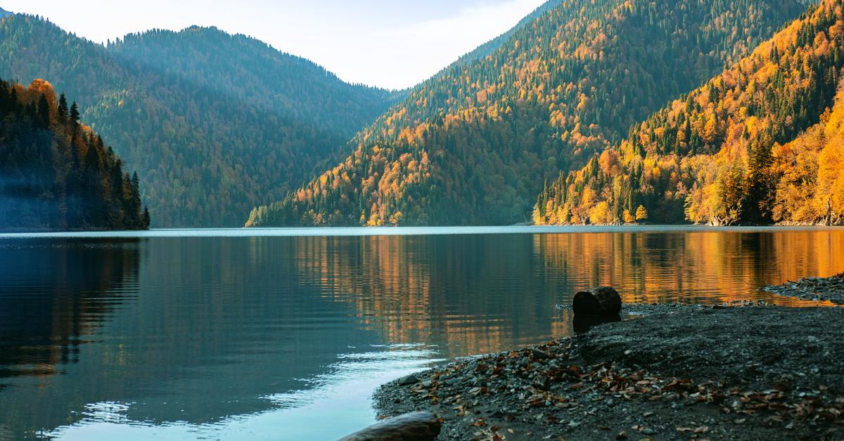 Красивые места для купания в абхазии. Пицунда абхазия. Куда лучше поехать в абхазии в сентябре. Абхазия 2024. Озеро рица.