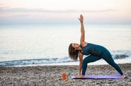 Йога на берегу моря