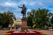 Памятник Пушкину на площади Искусств