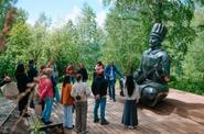 Скульптуры сказителя-кайчи на курорте «Манжерок»