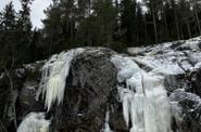 Замерзший водопад в Карелии зимой