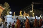 Церемония подаяния монахам Так Бат в Лаосе
