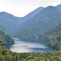 Высокогорное озеро Рица в Абхазии