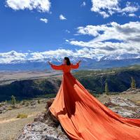 Фотосессия в платьях со шлейфом на Алтае