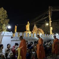 Церемония подаяния монахам Так Бат в Лаосе