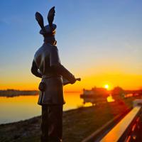 Скульптура «Заяц-чиновник» в Костроме