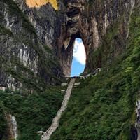 «Небесные врата» (Tianmen Cave) на горе Тяньмэнь