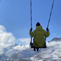 Панорамные качели с видом на Куртатинское ущелье