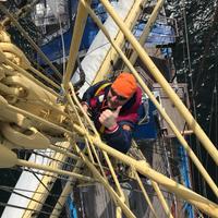 Подъем на мачту парусника Мир