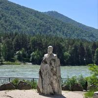 Памятник Рериху на берегу реки Катунь