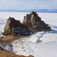 Скала Шаманка на Байкале