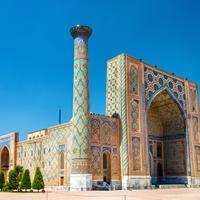 Медресе Улугбека на площади Регистан