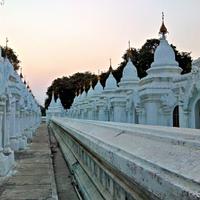 Пагода Кутодо в Мандалае, Мьянма