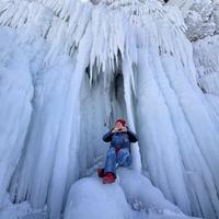 Ледяные наплески и сосульки на Байкале