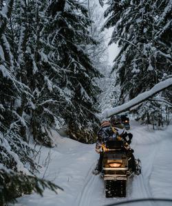 Снегоходная экскурсия в Карелии