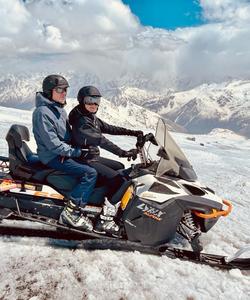 туристы на снегоходе