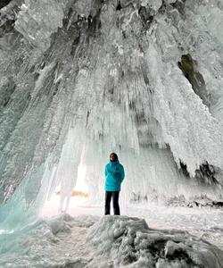 Ледяные гроты Байкала