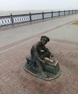 Скульптура «Чистильщик обуви» в Астрахани