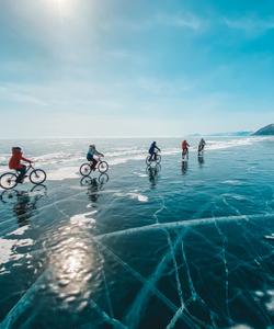 Прогулка на велосипедах по льду Байкала