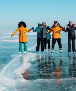 Катание на коньках по озеру Байкал