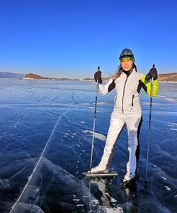 Катание на коньках по льду Байкала