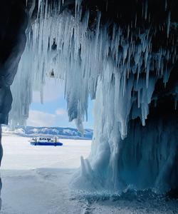 Ледяные гроты Байкала