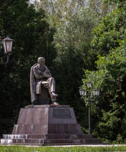 Памятник Достоевскому в Старой Руссе