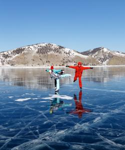 Катание на коньках по льду Байкала