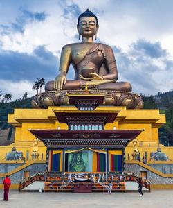 Статуя Будды Дорденмы в горах Бутана