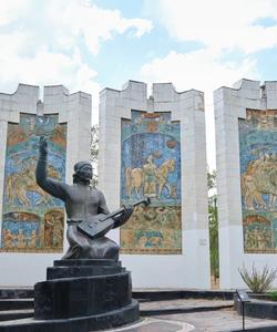 Памятник джангарчи Ээлян Овла в Элисте