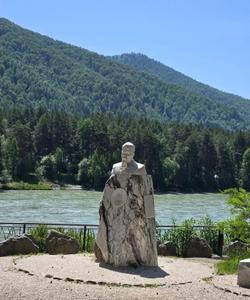 Памятник Рериху на берегу реки Катунь