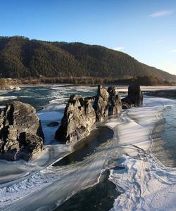 Скалы Зубы Дракона на Алтае