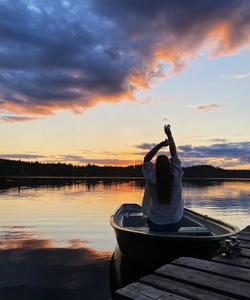 Катание туриста на лодке по озеру