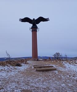 Скульптура орла - покровителя Тажеран