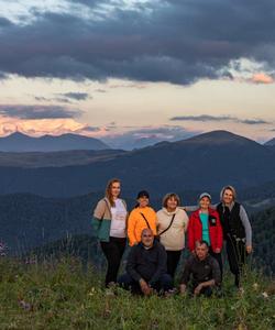 туристы в горах Кавказа