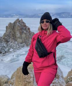 туристка у Скалы Шаманки