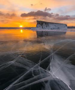 Закат на льду Байкала