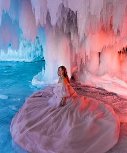 Фотосессия среди байкальского льда