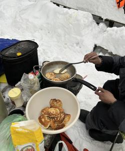 приготовление блинов в походе