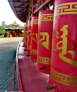 Красные молитвенные барабаны, Элиста