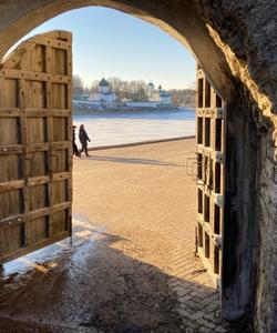 Ворота Псковского кремля