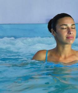 купание в бассейне