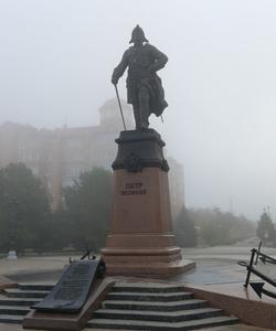 Памятник Петру I на Петровской набережной