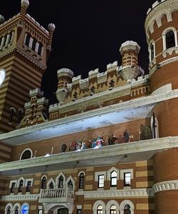 Здание с часами 12 Апостолов в Йошкар-Оле