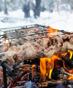 шашлык на свежем воздухе