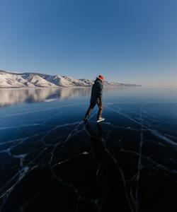Катание на коньках на Байкале