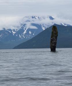 Кекур Часовой у острова Старичков