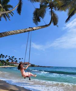 Качели на берегу