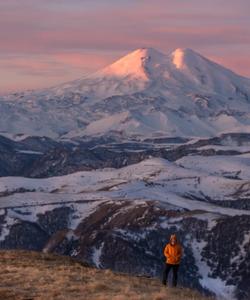 турист на фоне Эльбруса
