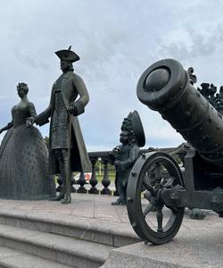 «Царская прогулка» Михаила Шемякина в Стрельне